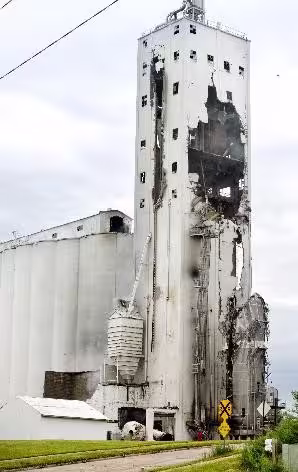 Figura 1. Explosión en 2018 en un elevador de cangilones de ‘Andersen Farms’ en South Sioux City, EEUU (fuente: https//siouxcityjournal.com)
